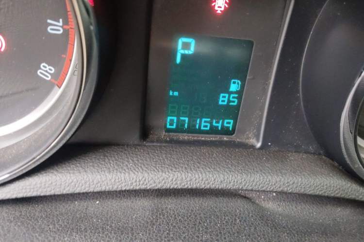 Used Buick Encore 2014 1.4T Automatic Two-Wheel Drive Urban Elite Model Odometer Close Up