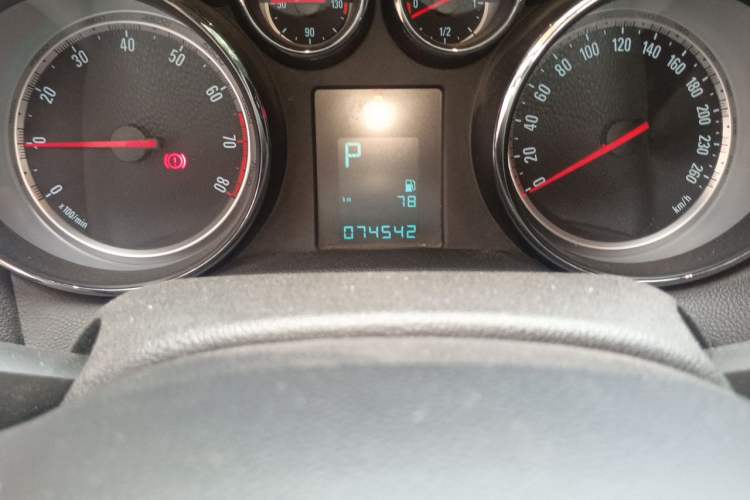 Used Buick Encore 2014 1.4T Automatic Two-Wheel Drive Urban Elite Model Odometer Close Up