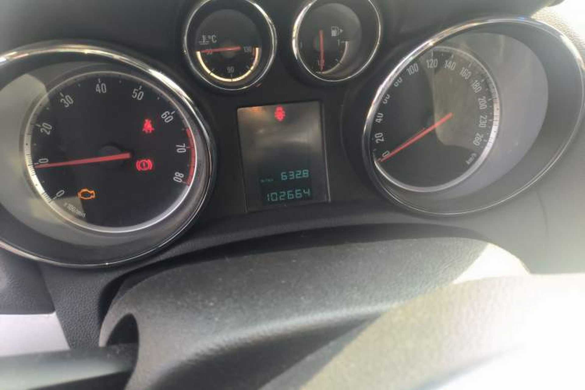 Used Buick Encore 2014 1.4T Manual Two-Wheel Drive Urban Advanced Model Odometer Close Up