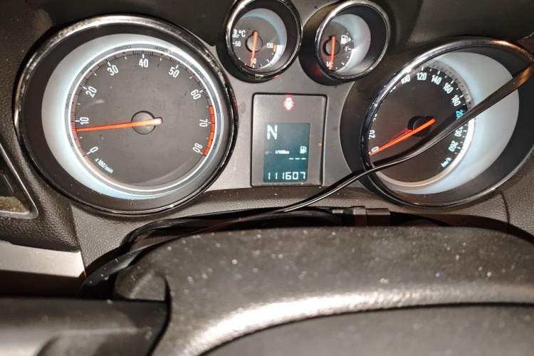 Used Buick Encore 2014 1.4T Automatic Two-Wheel Drive Urban Elite Model Odometer Close Up