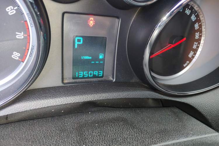 Used Buick Encore 2014 1.4T Automatic Two-Wheel Drive Urban Elite Model Odometer Close Up