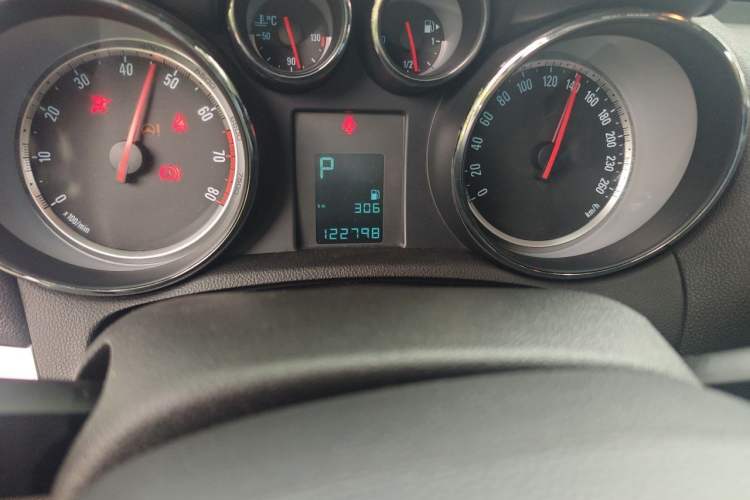 Used Buick Encore 2014 1.4T Automatic Two-Wheel Drive Urban Elite Model Odometer Close Up