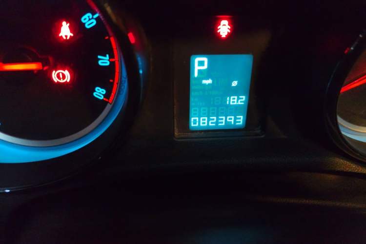 Used Buick Encore 2014 1.4T Automatic Two-Wheel Drive Urban Elite Model Odometer Close Up