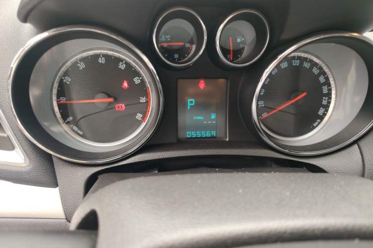 Used Buick Encore 2014 1.4T Automatic Two-Wheel Drive Urban Elite Model Odometer Close Up