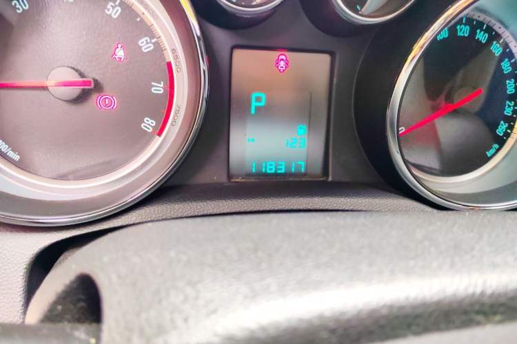 Used Buick Encore 2014 1.4T Automatic Two-Wheel Drive Urban Elite Model Odometer Close Up