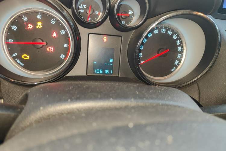 Used Buick Encore 2014 1.4T Manual Two-Wheel Drive Urban Advanced Model Odometer Close Up
