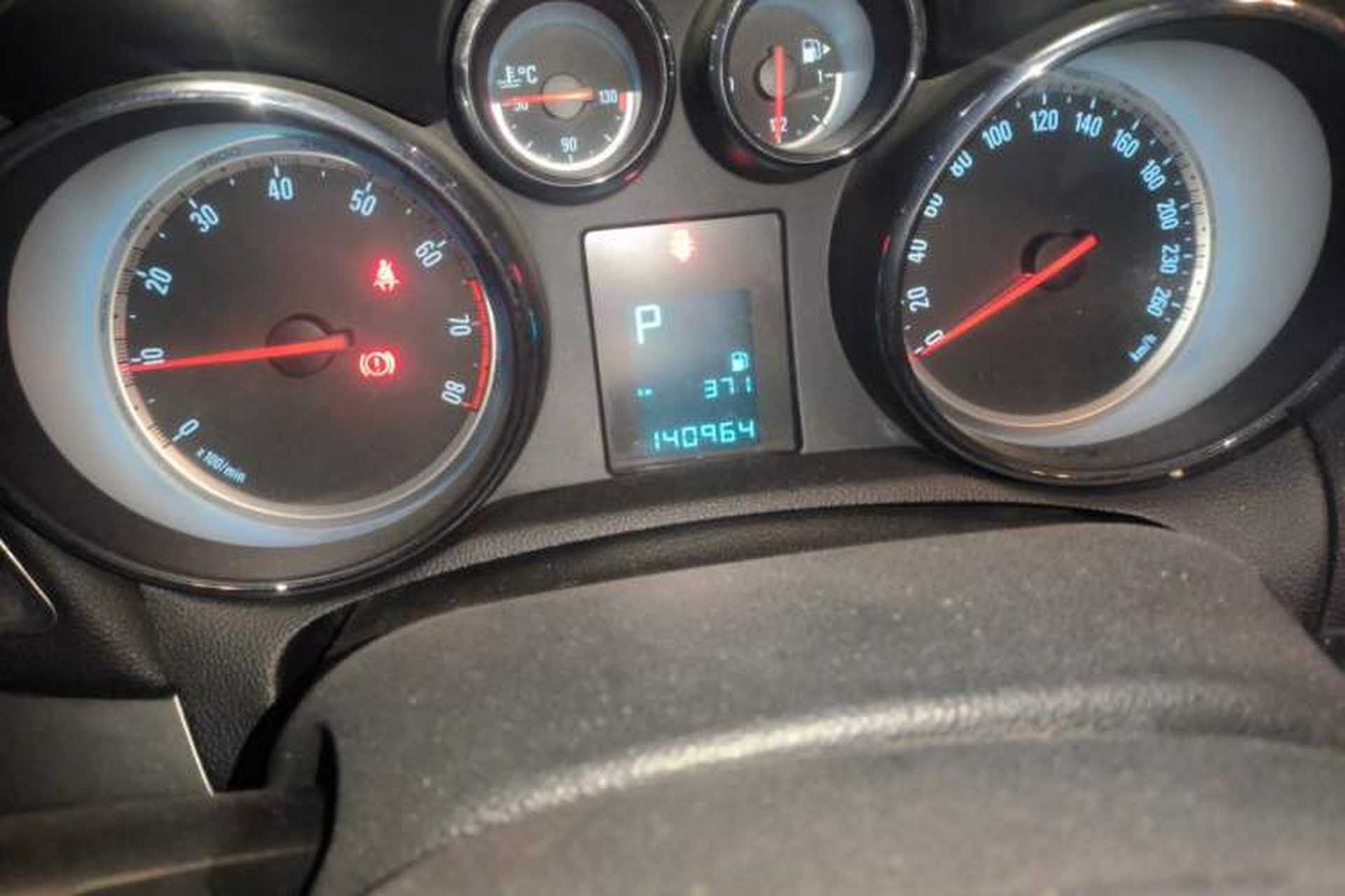 Used Buick Encore 2014 1.4T Automatic Two-Wheel Drive Urban Elite Model Odometer Close Up