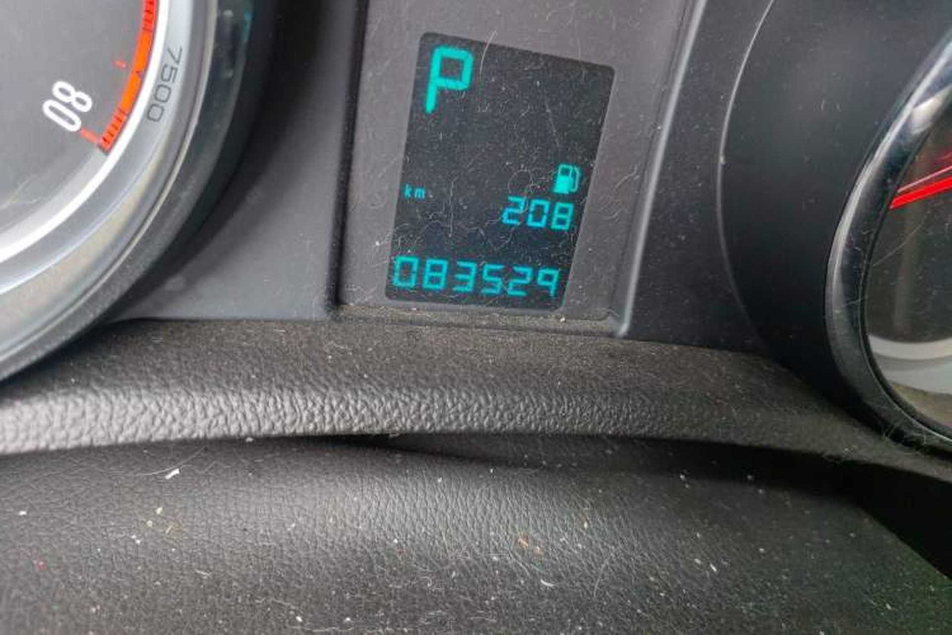 Used Buick Encore 2014 1.4T Automatic Two-Wheel Drive Urban Elite Model Odometer Close Up