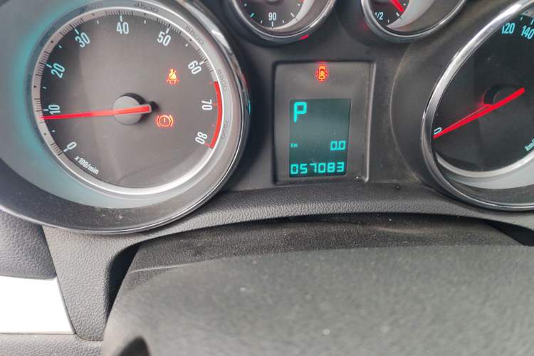Used Buick Encore 2014 1.4T Automatic Two-Wheel Drive Urban Elite Model Odometer Close Up