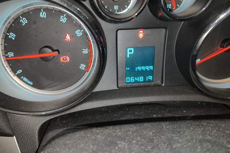 Used Buick Encore 2014 1.4T Automatic Two-Wheel Drive Urban Elite Model Odometer Close Up