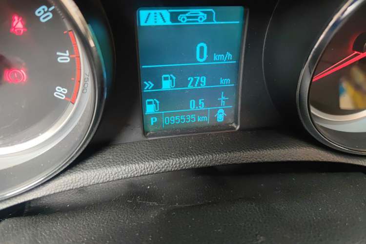 Used Buick Encore 2014 1.4T Automatic All-Wheel-Drive Flagship Edition Odometer Close Up