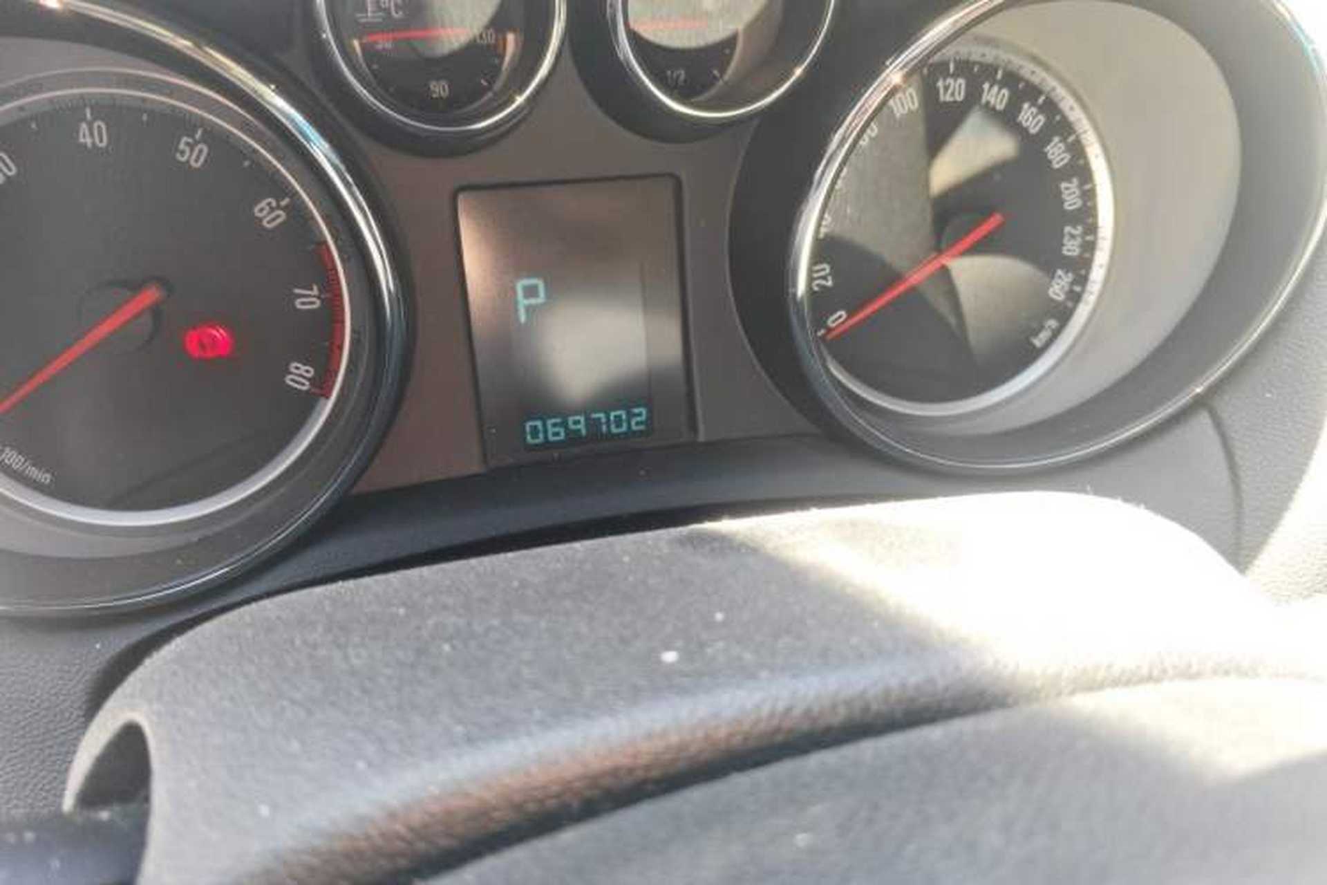 Used Buick Encore 2014 1.4T Automatic Two-Wheel Drive Urban Elite Model Odometer Close Up