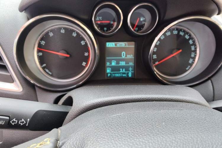 Used Buick Encore 2014 1.4T Automatic All-Wheel-Drive Flagship Edition Odometer Close Up