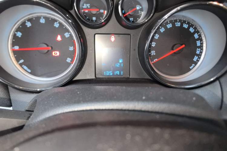 Used Buick Encore 2014 1.4T Automatic Two-Wheel Drive Urban Elite Model Odometer Close Up