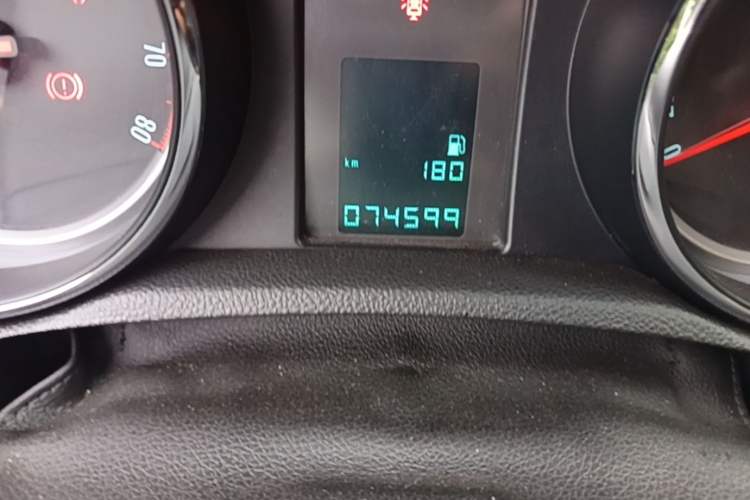 Used Buick Encore 2014 1.4T Manual Two-Wheel Drive Urban Sport Model Odometer Close Up