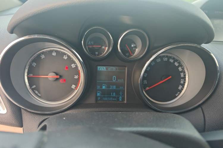 Used Buick Encore 2014 1.4T Automatic All-Wheel-Drive Flagship Edition Odometer Close Up
