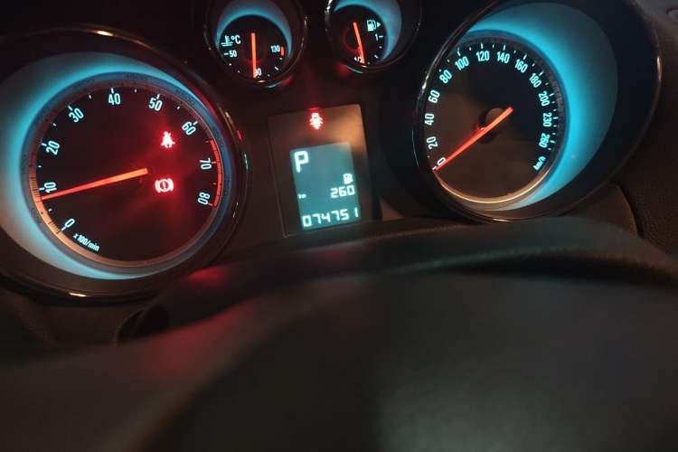 Used Buick Encore 2014 1.4T Automatic Two-Wheel Drive Urban Elite Model Odometer Close Up