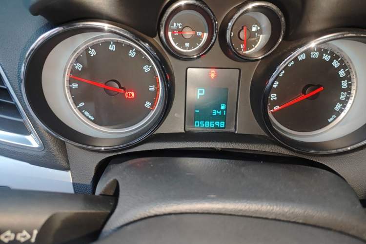 Used Buick Encore 2014 1.4T Automatic Two-Wheel Drive Urban Elite Model Odometer Close Up