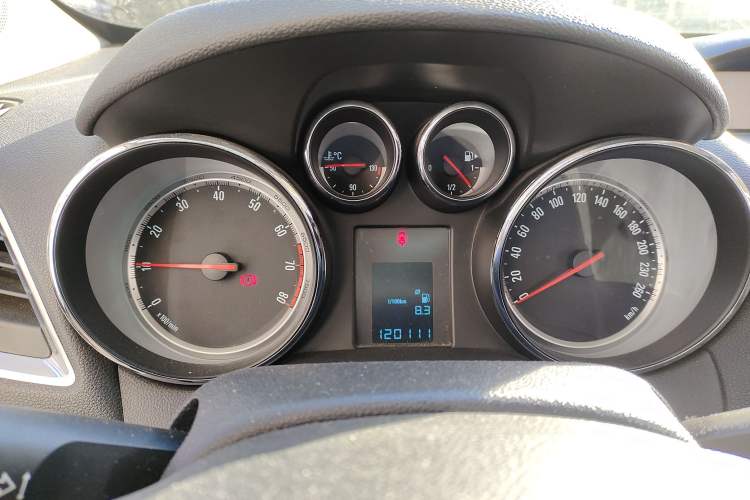Used Buick Encore 2014 1.4T Manual Two-Wheel Drive Urban Advanced Model Odometer Close Up