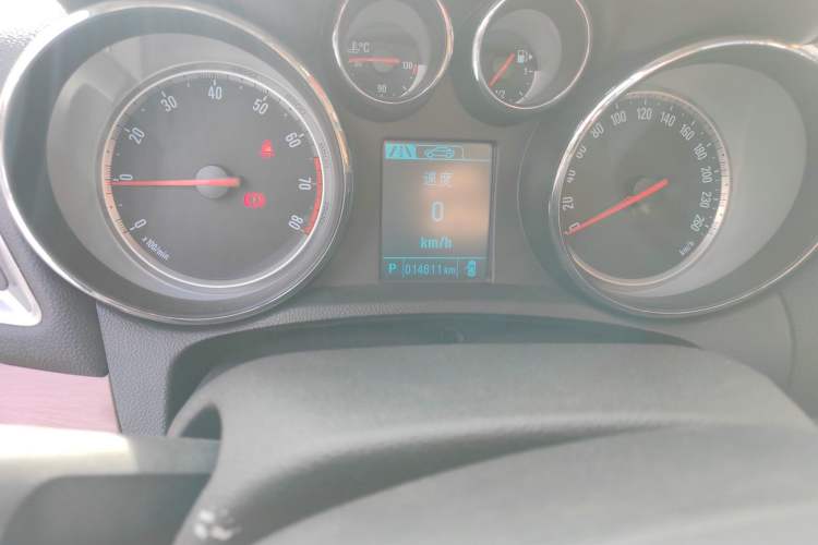 Used Buick Encore 2014 1.4T Automatic All-Wheel-Drive Flagship Edition Odometer Close Up