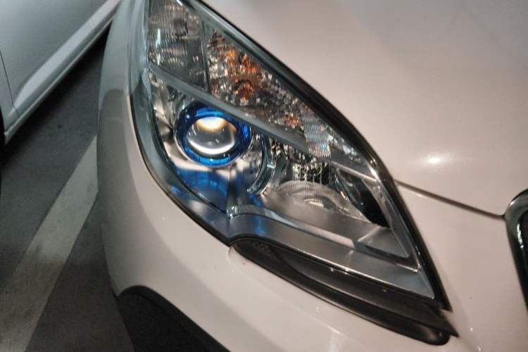 Used Buick Encore 2014 1.4T Automatic Two-Wheel Drive Urban Elite Model Right Front Headlight