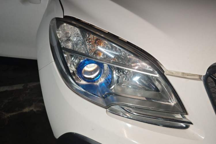 Used Buick Encore 2014 1.4T Manual Two-Wheel Drive Urban Advanced Model Right Front Headlight