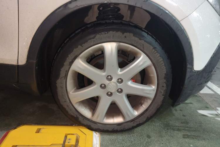 Used Buick Encore 2014 1.4T Automatic Two-Wheel Drive Urban Elite Model Right Front Wheel Hub