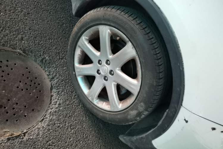Used Buick Encore 2014 1.4T Automatic Two-Wheel Drive Urban Elite Model Right Front Wheel Hub