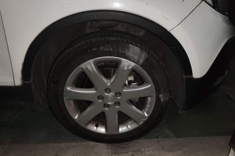 Used Buick Encore 2014 1.4T Automatic Two-Wheel Drive Urban Elite Model Right Front Wheel Hub