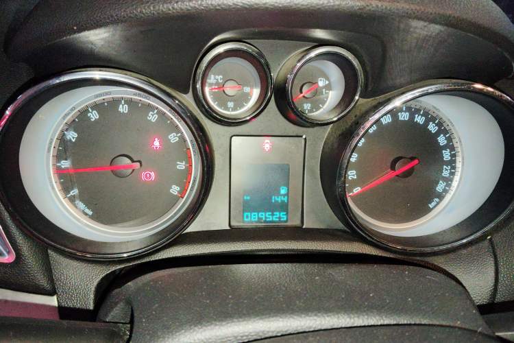 Used Buick Encore 2014 1.4T Manual Two-Wheel Drive Urban Advanced Model Instrument Cluster