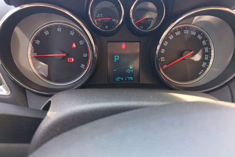 Used Buick Encore 2014 1.4T Automatic Two-Wheel Drive Urban Elite Model Odometer Close Up