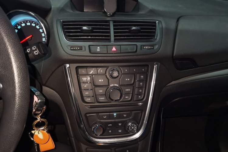Used Buick Encore 2015 1.4T Automatic Two-Wheel Drive Urban Elite Version Audio And AC Panel