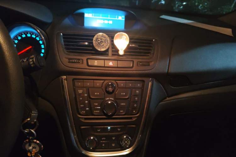 Used Buick Encore 2015 1.4T Automatic Two-Wheel Drive Urban Elite Version Audio And AC Panel