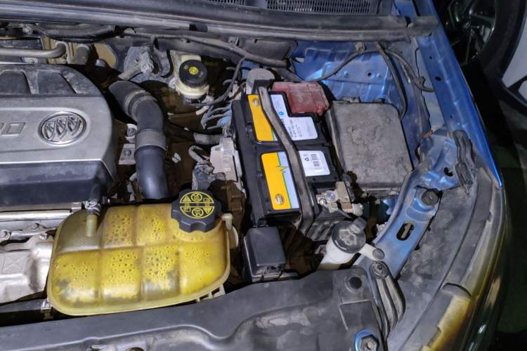 Used Buick Encore 2015 1.4T Automatic Two-Wheel Drive Urban Elite Version Engine Bay Left