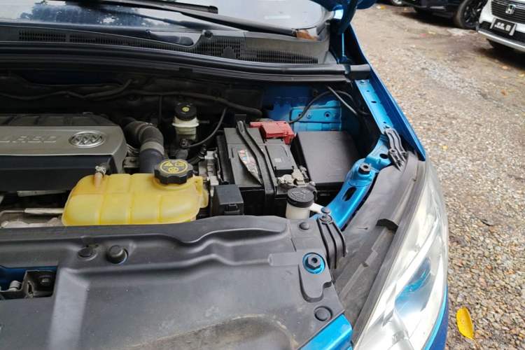Used Buick Encore 2015 1.4T Automatic Two-Wheel Drive Urban Elite Version Engine Bay Left