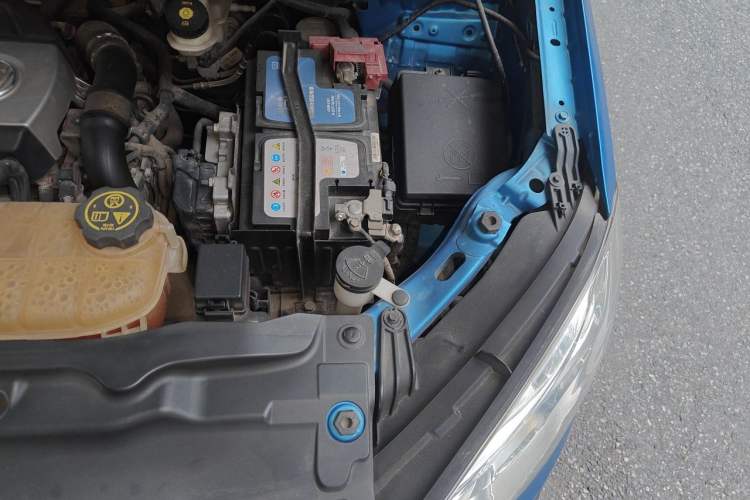 Used Buick Encore 2015 1.4T Automatic Two-Wheel Drive Urban Elite Version Engine Bay Left