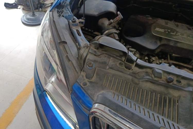 Used Buick Encore 2015 1.4T Automatic Two-Wheel Drive Urban Elite Version Engine Bay Right
