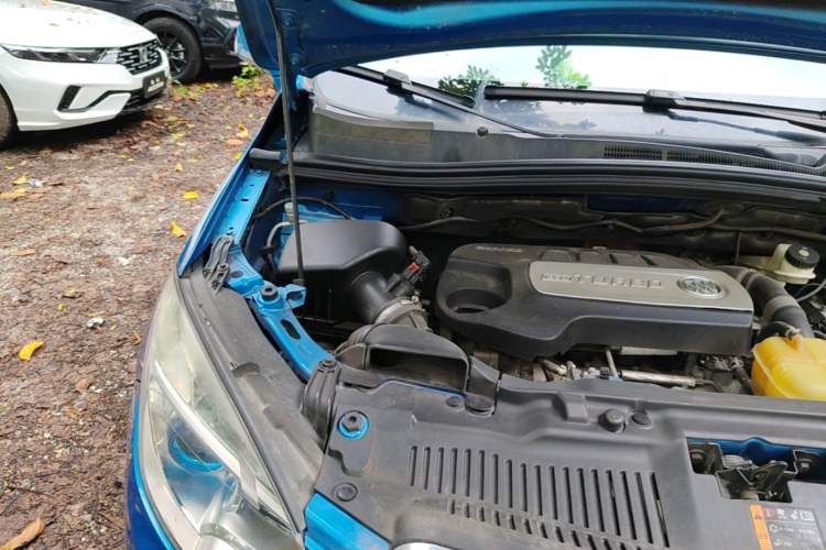 Used Buick Encore 2015 1.4T Automatic Two-Wheel Drive Urban Elite Version Engine Bay Right