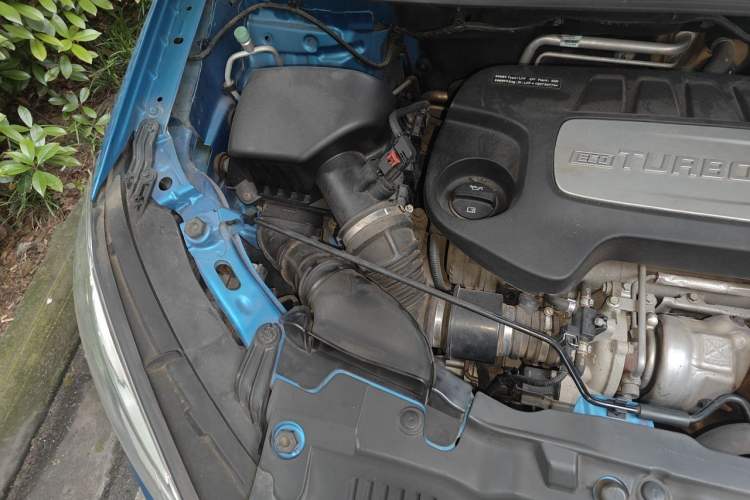 Used Buick Encore 2015 1.4T Automatic Two-Wheel Drive Urban Elite Version Engine Bay Right