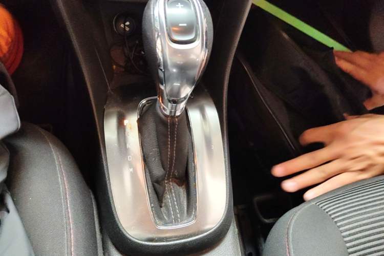 Used Buick Encore 2015 1.4T Automatic Two-Wheel Drive Urban Elite Version Gear Lever