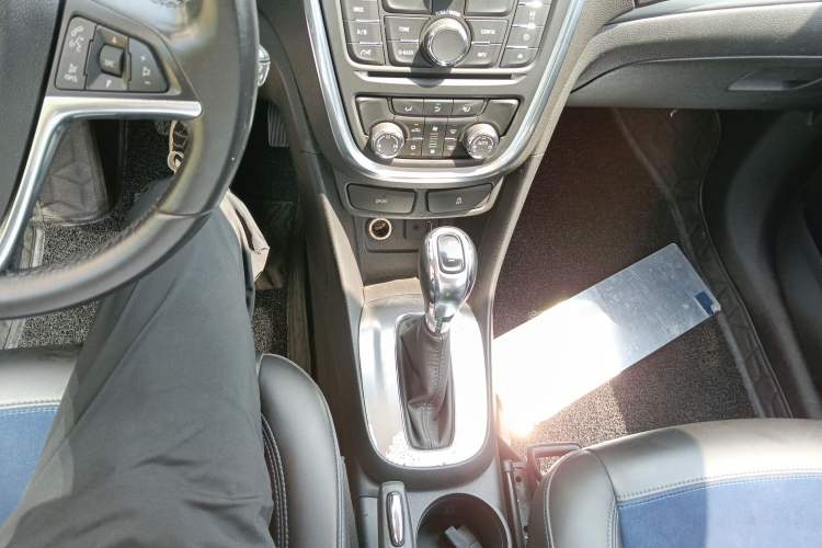 Used Buick Encore 2015 1.4T Automatic Two-Wheel Drive Urban Leading Model Gear Lever