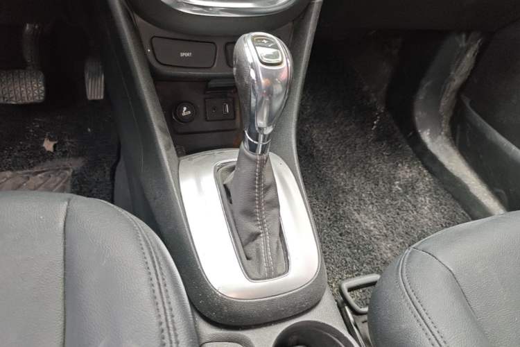 Used Buick Encore 2015 1.4T Automatic Two-Wheel Drive Urban Elite Version Gear Lever