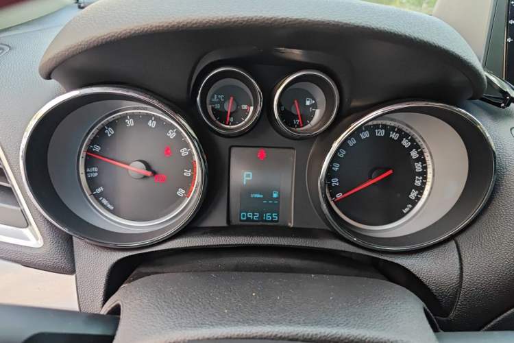 Used Buick Encore 2015 1.4T Automatic Two-Wheel Drive Urban Leading Model Instrument Cluster