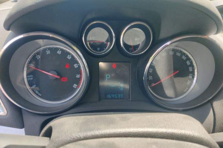 Used Buick Encore 2015 1.4T Automatic Two-Wheel Drive Urban Elite Version Odometer Close Up