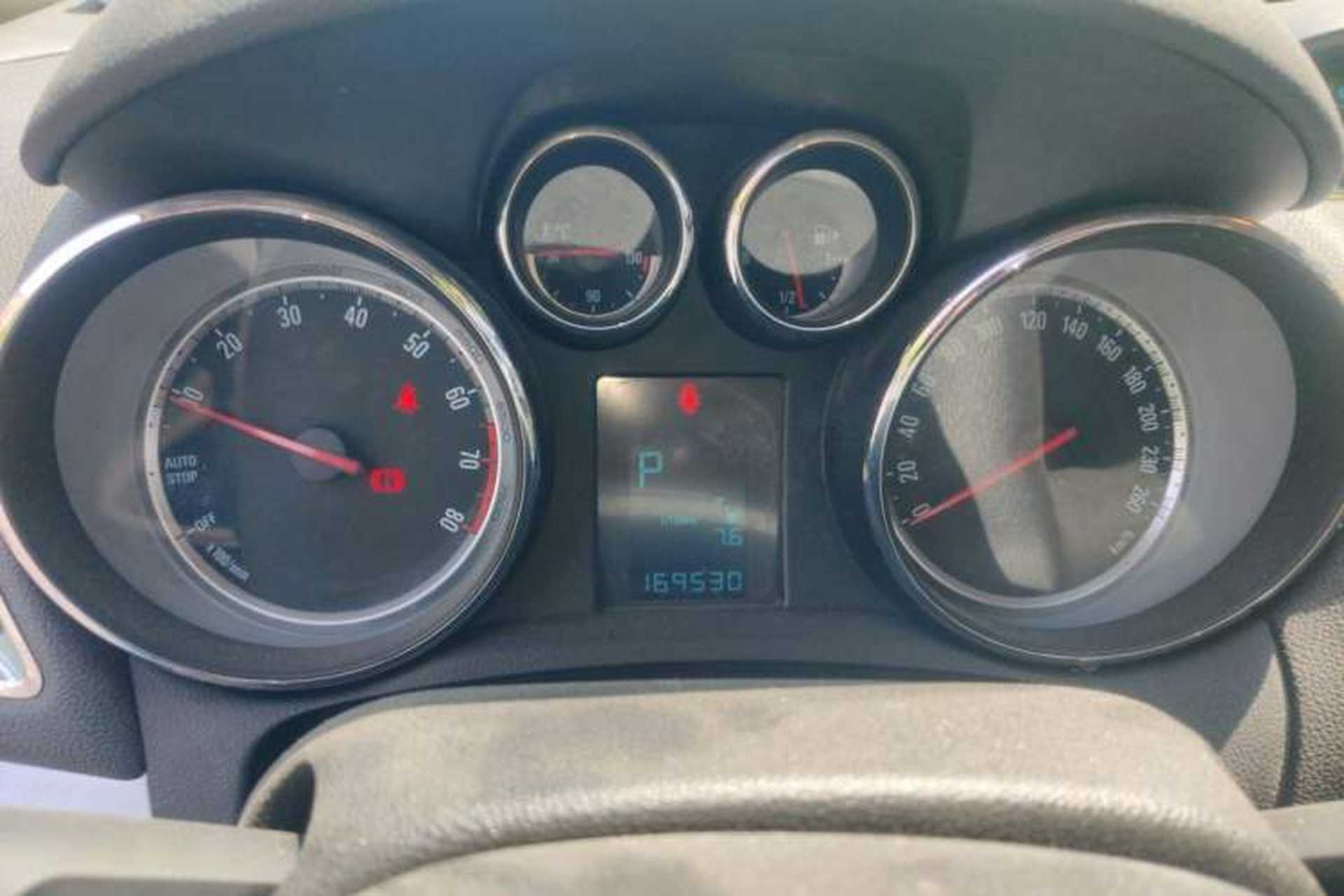 Used Buick Encore 2015 1.4T Automatic Two-Wheel Drive Urban Elite Version Odometer Close Up