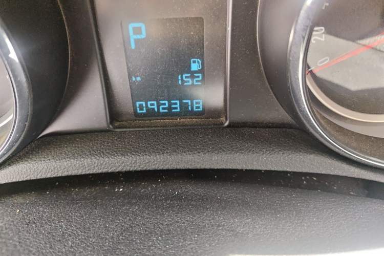 Used Buick Encore 2015 1.4T Automatic Two-Wheel Drive Urban Leading Model Odometer Close Up