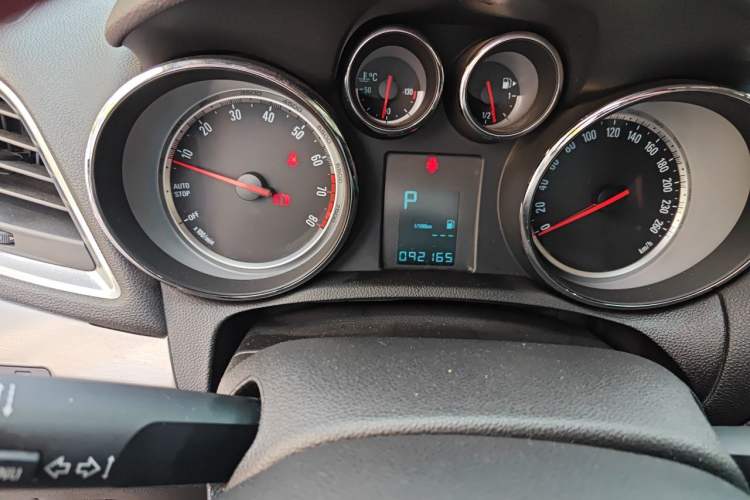 Used Buick Encore 2015 1.4T Automatic Two-Wheel Drive Urban Leading Model Odometer Close Up