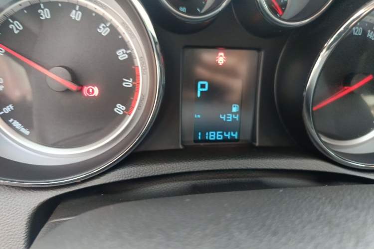 Used Buick Encore 2015 1.4T Automatic Two-Wheel Drive Urban Elite Version Odometer Close Up