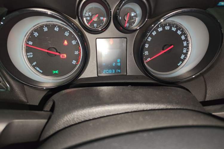 Used Buick Encore 2015 1.4T Automatic Two-Wheel Drive Urban Leading Model Odometer Close Up