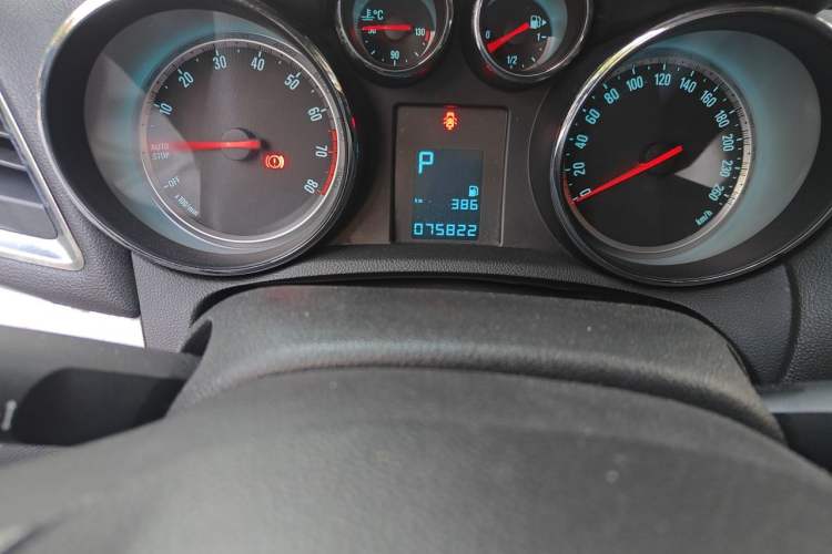 Used Buick Encore 2015 1.4T Automatic Two-Wheel Drive Urban Elite Version Odometer Close Up